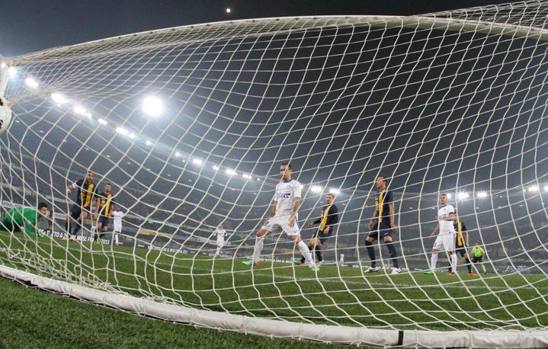 Palacio accompagna in rete il pallone dell'1-0. Ansa